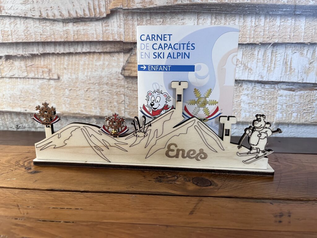 Support médaille bois cadeau naissance offrir neige ski enfant