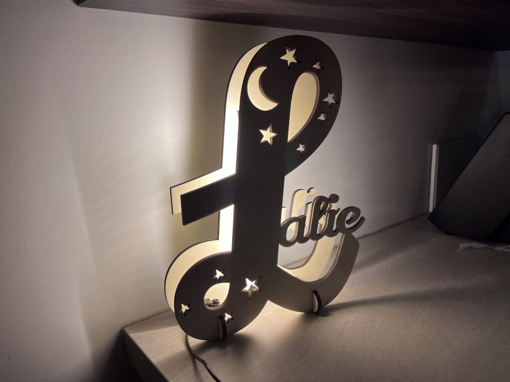 Lampe personnalisable, travail artisanal, bois, découpe laser, cadeau, lampe LED, lampe USB, ouvrir, cadeau naissance cadeau baptême, gravure laser, découpe laser, décoration chambre d'enfant, décoration chambre de bébé, fait main.